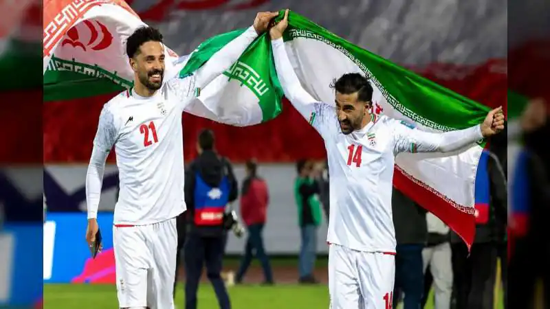 FIFA 2026: जंग के बीच अमेरिका पहुंची ईरान टीम, होटल के बाहर बिछाई गई कंटीली तारें