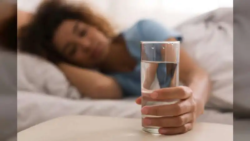 हाइड्रेशन और पर्याप्त नींद: खूबसूरत त्वचा और घने बालों का सबसे आसान और असरदार फॉर्मूला
