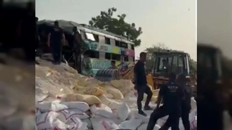 वडोदरा में दर्दनाक हादसा खड़े ट्रक में घुसी स्लीपर बस, राजस्थान के 7 यात्रियों की मौत..