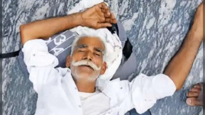 हेलमेट और तीन सवारी को लेकर रोकी बाइक, अस्पताल पहुंचने में हुई देरी से बुजुर्ग की मौके पर हुई मौत!