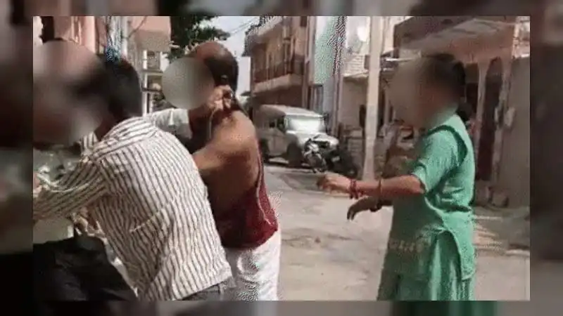 बाड़मेर में घर में घुसकर बुजुर्ग मां-बेटे पर हमला! मारपीट का वीडियो सामने आने से मचा हड़कंप, पुलिस जांच में जुटी..
