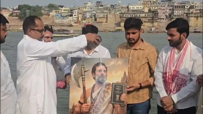एक हाथ में परशुराम का फरसा, दूसरे में संविधान... राहुल गांधी के जन्मदिन पर सामने आई इस तस्वीर का सियासी संदेश बड़ा है