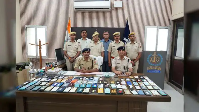 बालोतरा पुलिस ने ‘ऑपरेशन एंटीवायरस’ के तहत 127 मोबाइल बरामद किए, लोगों के चेहरों पर लौटी मुस्कान