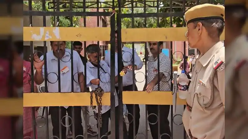 री-NEET UG परीक्षा में सख्ती जोधपुर के परीक्षा केंद्र पर 3 मिनट पहले बंद हुआ गेट हाथ के कलावा भी खुलवाए गए!