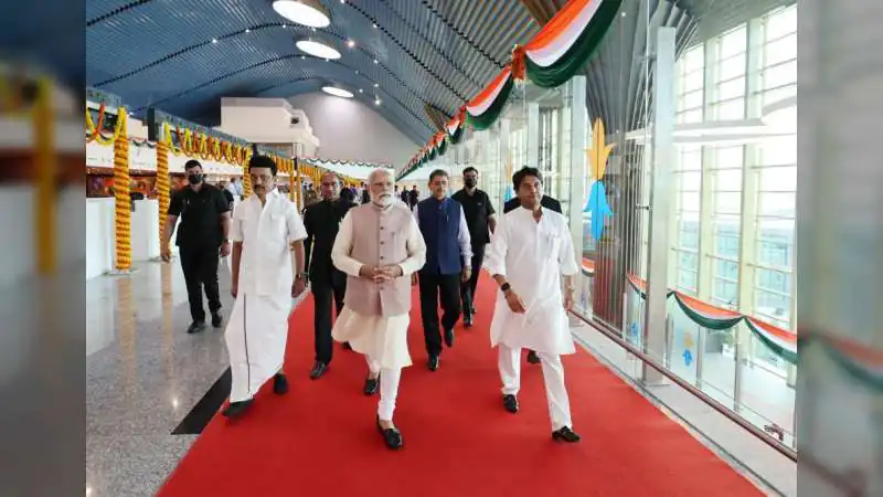 NEET छात्रों के लिए एयरपोर्ट पर रुके PM मोदी, ट्रैफिक जाम से बचाने के लिए बदला कार्यक्रम