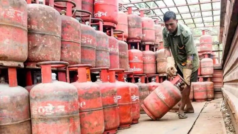 कॉमर्शियल LPG सिलेंडर पर लगी पाबंदी हटी, होटल-रेस्टोरेंट और शादी समारोहों को बड़ी राहत