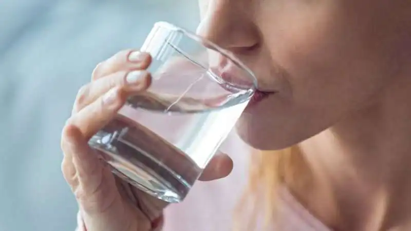 Hydration Tips: पर्याप्त पानी पीने से त्वचा में आएगी प्राकृतिक चमक, जानें सही हाइड्रेशन के फायदे