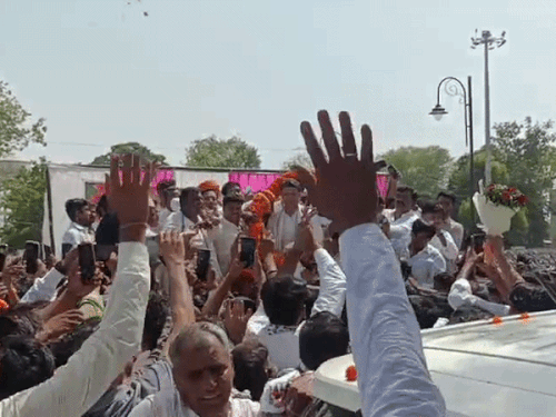 करौली जाते समय हिण्डौन स्टेशन पर सचिन पायलट के लिए उमड़ा जनसैलाब; समर्थकों ने क्रेन से बरसाए फूल, गूंजे 'आई लव यू' के नारे!
