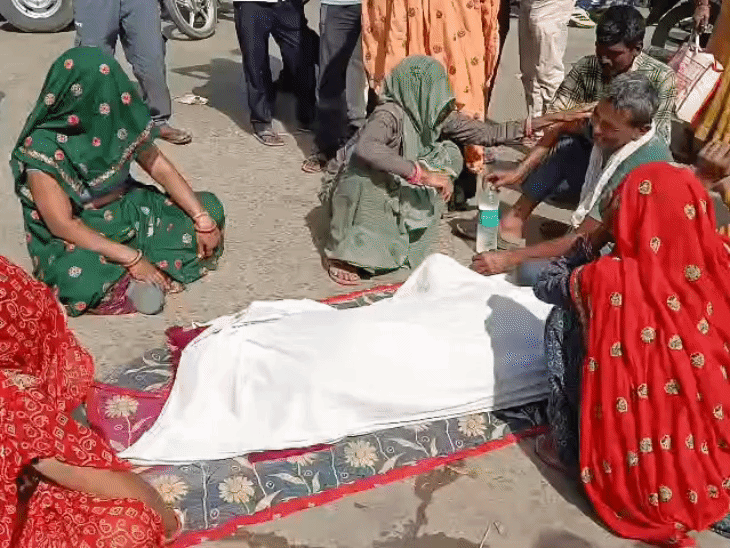 रात को चौक में सोया था युवक, सुबह भूसे के कमरे में मिली लाश... गले पर चोट के निशान, शव के साथ थाने पर 4 घंटे धरना