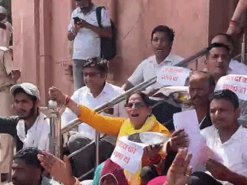 PBM अस्पताल में 2 प्रसूताओं की मौत पर बवाल: परिजनों ने थाली-कटोरा लेकर मांगा न्याय, कलेक्ट्रेट पर किया प्रदर्शन
