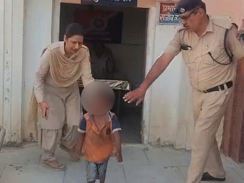 5 साल के मासूम का अपहरण कर ट्रेन में ले जा रहा था दिव्यांग, खाटूश्यामजी जा रहे परिवार की सूझबूझ से बची जान