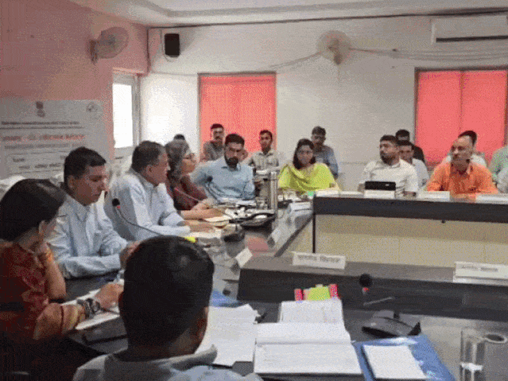 दिशा बैठक में CMHO की लगी क्लास: सांसद बेनीवाल और विधायक भाटी ने घेरा, अधूरी बिल्डिंग और टेंडर पर मांगा जवाब