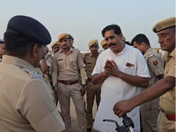 अतिक्रमण हटाने पहुंचे अफसरों से भिड़े पूर्व सरपंच के ससुर, तहसीलदार बोले- ‘अपनी औकात में रह’, DSP ने कहा- ‘गाड़ी में बैठाओ’