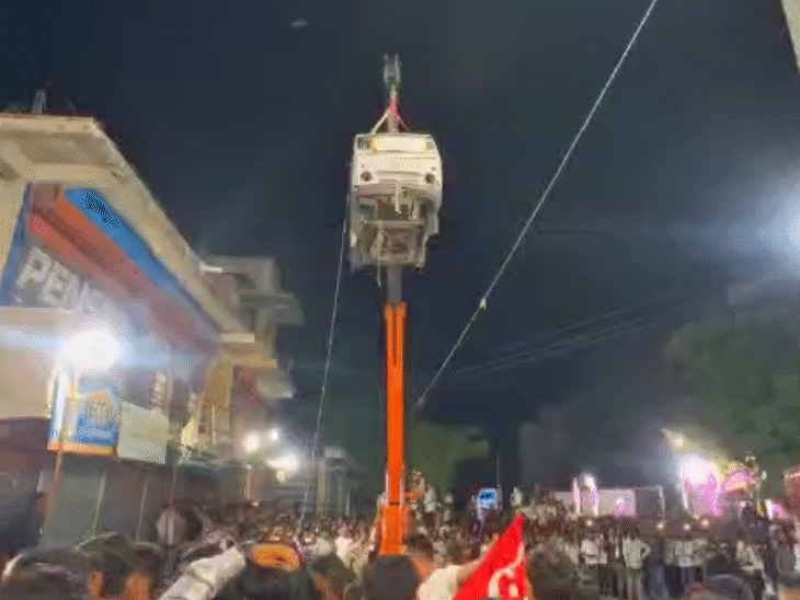 मोहर्रम जुलूस में 40 फीट ऊपर लटकाई वैन, फिर किया विस्फोट... वीडियो वायरल होने पर 4 पर FIR