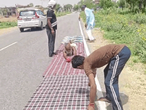 22 साल से खड़े हैं खड़ेश्वर बाबा, अब 850 किमी दंडवत यात्रा कर वैष्णो देवी जाएंगे