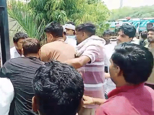 भिवाड़ी नगर परिषद में सफाई निरीक्षक से मारपीट, थप्पड़ और धक्का-मुक्की का VIDEO... कचरा डंपिंग को लेकर बवाल