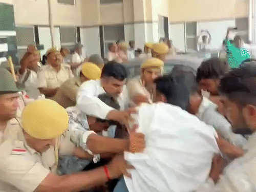 बीकानेर PBM हॉस्पिटल में NSUI कार्यकर्ताओं का प्रदर्शन, पुलिस से धक्का-मुक्की... प्रसूताओं की मौत को लेकर बढ़ा विरोध