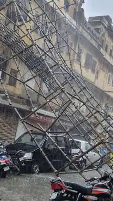 जयपुर के किशनपोल बाजार में गिरा लोहे का भारी जाल, बड़ा हादसा टला; अवैध निर्माण पर उठे सवाल