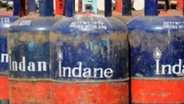 Commercial LPG Price Cut: 19 Kg गैस सिलेंडर ₹183.50 सस्ता, होटल-रेस्तरां कारोबार को बड़ी राहत