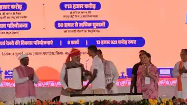 PM Modi in Balotra: घबराए कॉन्स्टेबल का पीएम मोदी ने थामा हाथ, बोले- 'किसी से डरो मत, भागो मत'