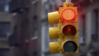 रेड लाइट पर रोकने गए ट्रैफिक कॉन्स्टेबल के पैर पर ऑटो चढ़ाकर फरार हुआ चालक, केस दर्ज