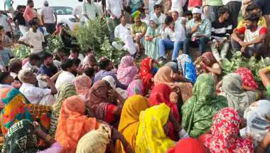 "मुझे हथकड़ी लगाओ..." युवक का शव लेकर IG ऑफिस जाने लगीं सांसद संजना जाटव, पुलिस से हुई तीखी नोकझोंक