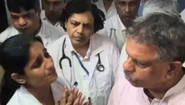 बांसवाड़ा अस्पताल में मंत्री के सामने फूट-फूटकर रो पड़ी नर्स, हाथ जोड़कर बोली- 'मेरा जयपुर ट्रांसफर करा दीजिए'