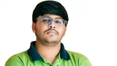 बिहार के इस गांव में पहली बार बनेगा डॉक्टर, NEET UG 2026 में AIR-4 लाकर आयुष ने रचा इतिहास