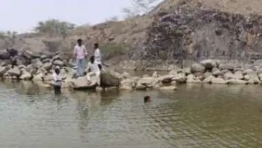 अवैध खनन के गड्ढे में डूबने से दो चचेरे भाइयों की मौत, बचाने कूदा तो दोनों की गई जान