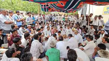 बाड़मेर में अवैध खनन के गड्ढे में डूबने से दो युवकों की मौत, परिजन धरने पर डटे