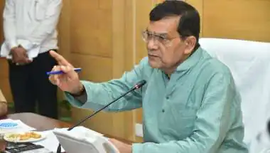 ऊर्जा मंत्री की बैठक में 6 मिनट तक गुल रही बिजली, अंधेरे में ही अधिकारियों को लगाई फटकार
