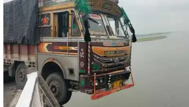नदी के ऊपर झूलता रहा ट्रक!
