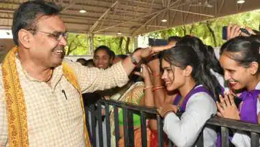 अब अस्पतालों के चक्कर काटने से मुक्ति! 'पिंक एप्रन' वाली 'प्रसव सखी' रखेंगी ध्यान.