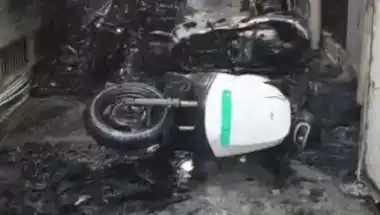 जोधपुर में चार्जिंग के दौरान इलेक्ट्रिक स्कूटी में लगी आग, देखते ही देखते 8 गाड़िया जलकर हुई खाक..