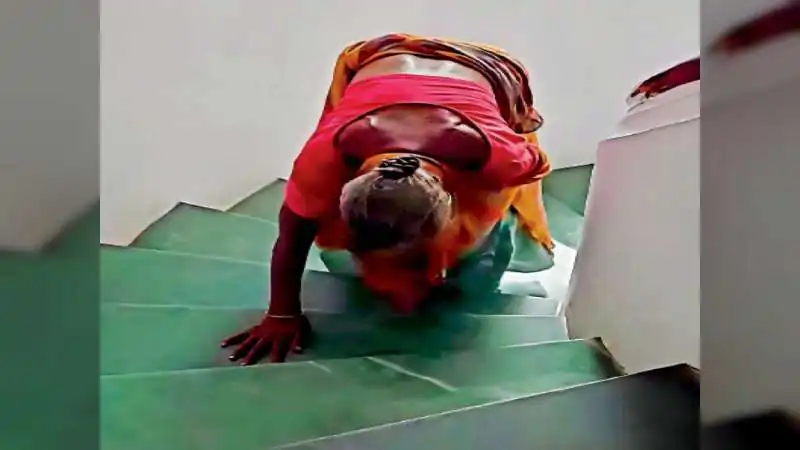 सीढ़ियां चढ़ने को मजबूर बुजुर्ग महिला, मामला सामने आते ही SP ने बदली व्यवस्था... अब ग्राउंड फ्लोर पर होगी शिकायत सुनवाई