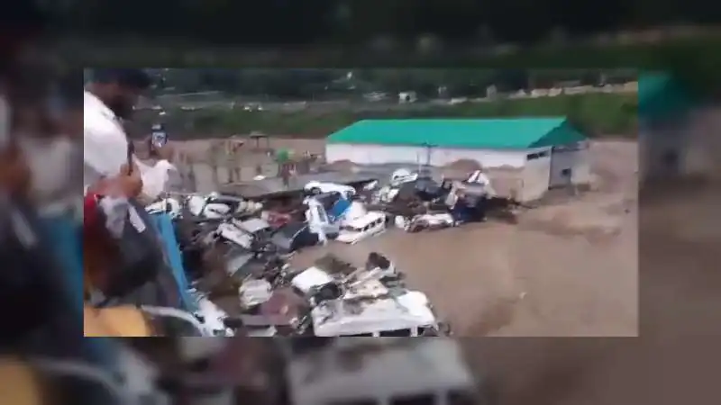 जम्मू-कश्मीर में बादल फटने से तबाही, 11 की मौत... कई राज्यों में बाढ़-भूस्खलन का कहर, रेड-ऑरेंज अलर्ट जारी