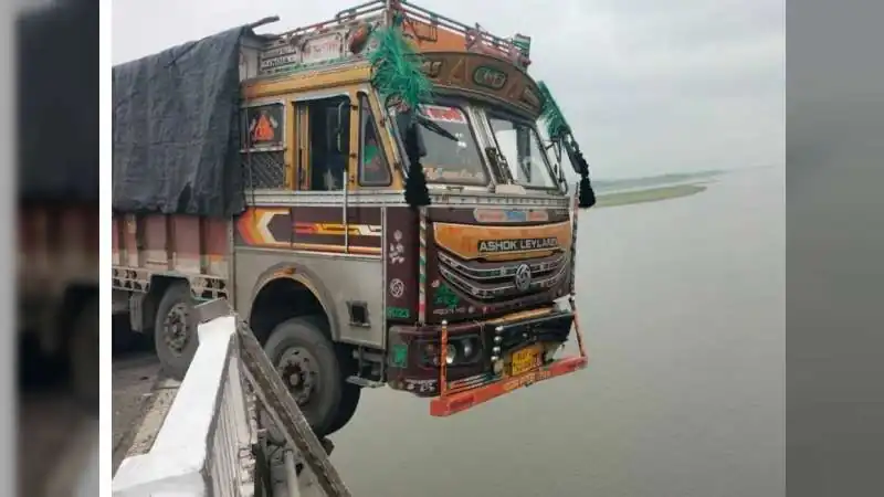 नदी के ऊपर झूलता रहा ट्रक!