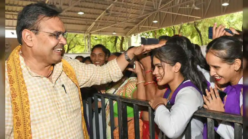 अब अस्पतालों के चक्कर काटने से मुक्ति! 'पिंक एप्रन' वाली 'प्रसव सखी' रखेंगी ध्यान.