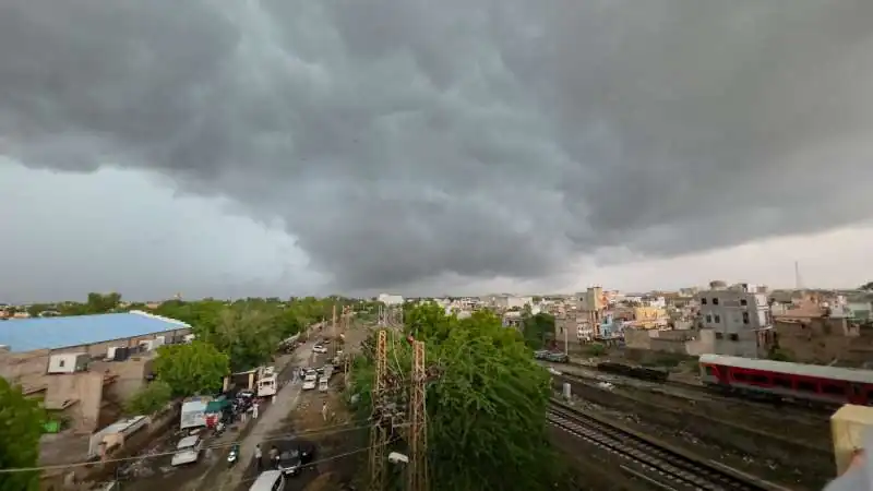 बारिश आई तो सामने आ गई बड़ी लापरवाही! अब सबसे बड़ा सवाल प्रशासन से