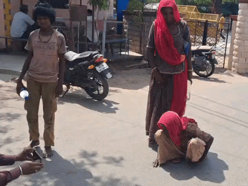 5 साल से पेंशन के लिए भटक रही थी 80 साल की दृष्टिहीन महिला... फिंगरप्रिंट नहीं आए तो बंद हुई पेंशन, कलेक्टर ने तुरंत दिए आदेश
