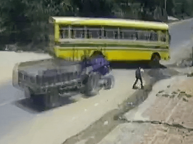 School Bus Tractor Accident: स्कूल बस और ट्रैक्टर की भीषण टक्कर CCTV में कैद, छात्र ने छलांग लगाकर बचाई जान
