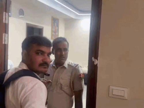 अलवर में GST असिस्टेंट कमिश्नर के घर लूट: परिवार को डेढ़ घंटे बंधक बनाकर नकाबपोश बदमाशों ने मचाया आतंक