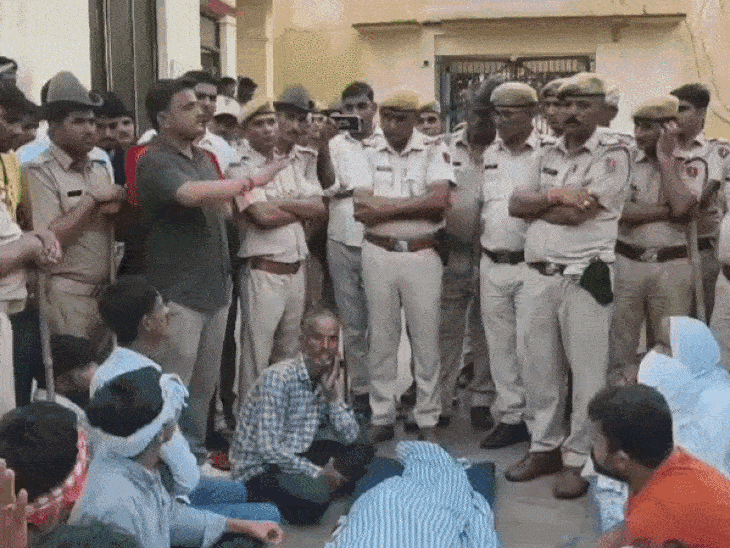 पुलिस से बचकर भाग रहे शराब तस्कर की मौत: शव रखकर थाने में प्रदर्शन, FIR और जांच रिपोर्ट की मांग पर अड़े परिजन
