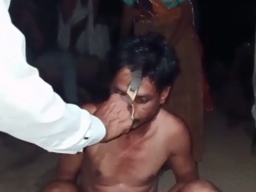 पूर्व सरपंच बाइक चोरी के आरोप में पकड़ा गया, ग्रामीणों ने बाल काटकर पुलिस को सौंपा