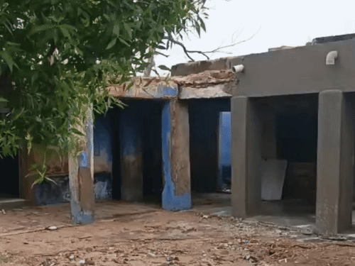 एक कमरे में चल रहीं 8 कक्षाएं, 99 बच्चों की पढ़ाई प्रभावित; अधूरी बिल्डिंग और बदहाल सुविधाओं से बढ़ी परेशानी