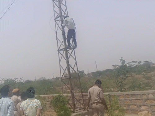 हाईटेंशन टावर पर चढ़ा मजदूर, बिजली के तारों पर झूलने लगा; सप्लाई बंद होने से बची जान