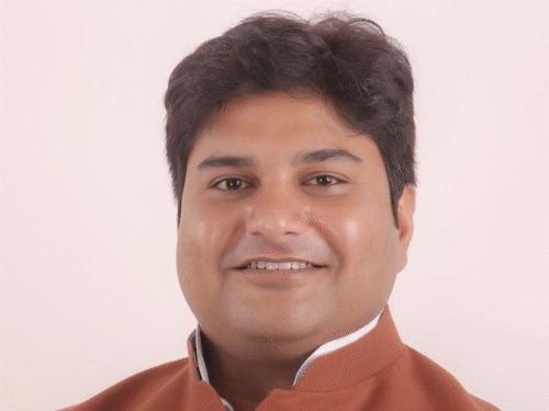 पटवारी ट्रांसफर लिस्ट में बड़ी चूक, विधायक शैलेश दिगम्बर सिंह का नाम दर्ज