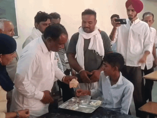 श्रीगंगानगर के नवोदय स्कूल में बच्चों की सेहत से खिलवाड़! मिड-डे मील में कच्ची रोटियां, हॉस्टल में बिजली-पंखे बंद