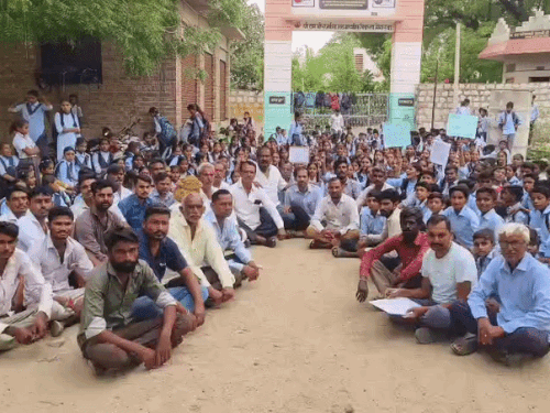 जालोर के सरकारी स्कूल में शिक्षकों की भारी कमी पर फूटा छात्रों का गुस्सा, स्कूल गेट पर ताला लगाकर किया प्रदर्शन