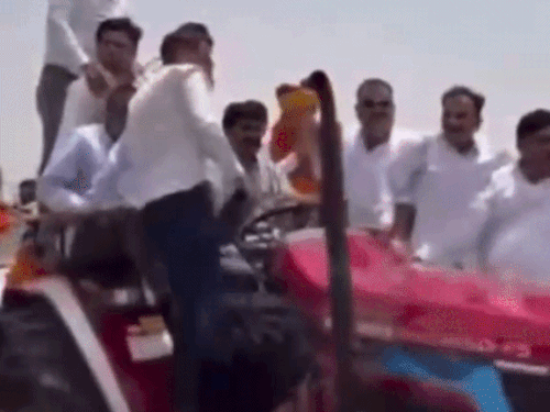 भाजपा मंत्री के ट्रैक्टर पर बैठे कांग्रेस नेता को पद से हटाया, 5 दिन पहले बने थे जिला उपाध्यक्ष